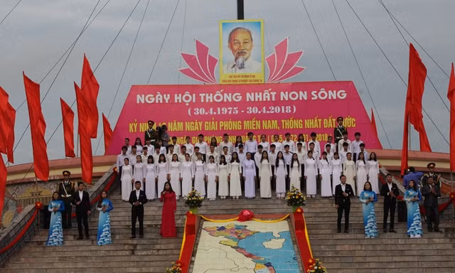 Lễ thượng cờ Thống nhất non sông ngày 30/4/2018 tại Di tích Quốc gia đặc biệt Đôi bờ Hiền Lương-Bến Hải. Ảnh: Đ.V