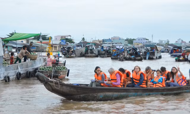 Khách quốc tế tham quan chợ nổi Cái Răng ở thành phố Cần Thơ. Ảnh: Hòa Hội