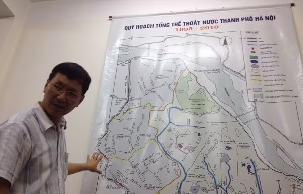 Ông Cường giải thích về phạm vi của dự án thoát nước giai đoạn II