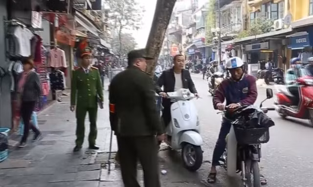 Công an lập chốt giữ vỉa hè phố cổ cho người đi bộ