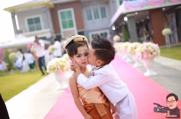 'Đám cưới tiền tỉ' của cặp song sinh 3 tuổi khác giới