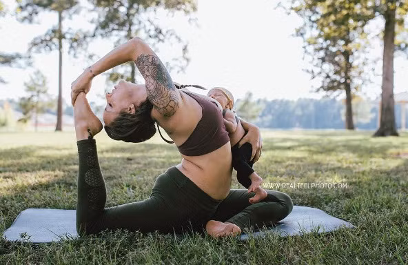 Tròn mắt với mẹ trẻ vừa tập yoga vừa cho con bú