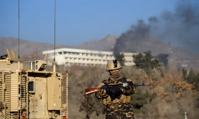 Lực lượng an ninh vũ trang canh gác gần hiện trường vụ bắt giữ con tin. Ảnh: AFP
