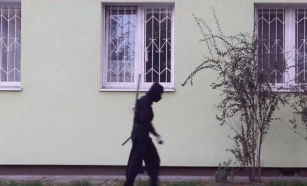 Ninja lang thang gây xôn xao dư luận Ba Lan