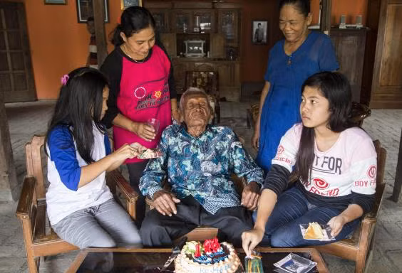 Cụ ông Mbah Gothom đón sinh nhật bên vợ trẻ và con cháu.
