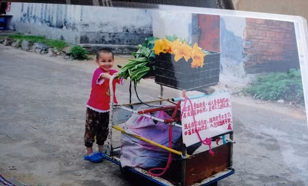 Bị bỏ rơi từ nhỏ, bé gái 8 tuổi đi bán rau để tìm cha mẹ