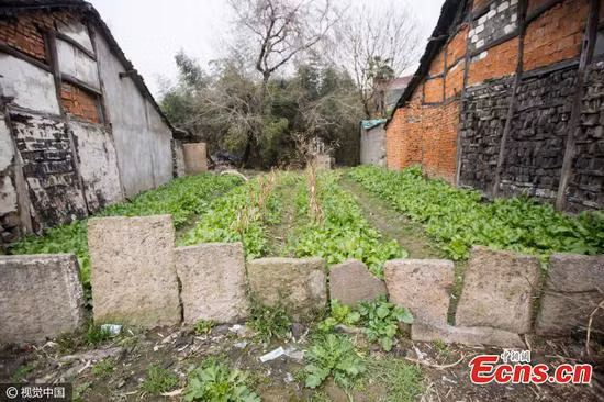 Dân làng dùng bia mộ trăm tuổi để... xây nhà