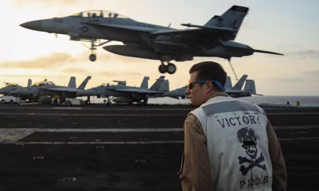 Chiến đấu cơ cất cánh từ tàu sân bay Mỹ USS Abraham Lincoln. Ảnh: Reuters
