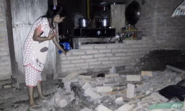 Nhà cửa hư hại sau động đất ở Indonesia. Ảnh: Twitter