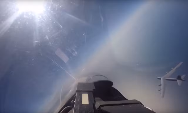 Khoảnh khắc Su-27 Nga chạm trán B-52 Mỹ nhìn từ buồng lái