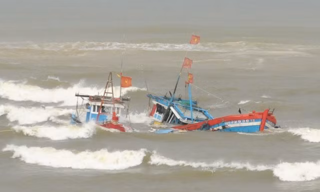 Chìm tàu câu mực chở 36 người, một người chết