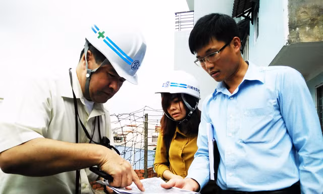 Chuyên gia Nhật Bản Kanno Takami (bìa trái) tại hiện trường