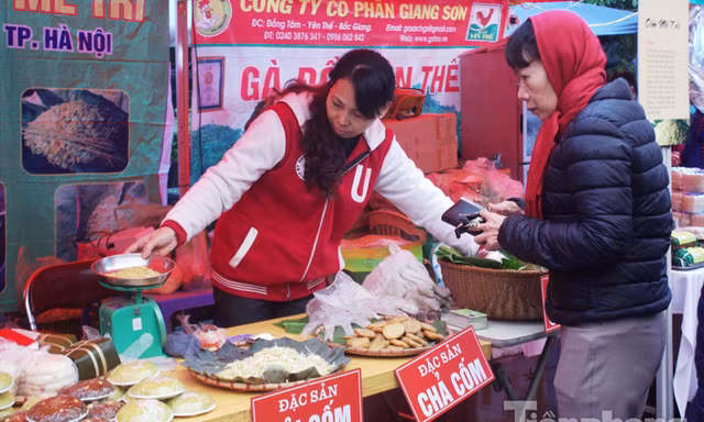 Người Hà Nội đội mưa rét đi chợ ở… bảo tàng