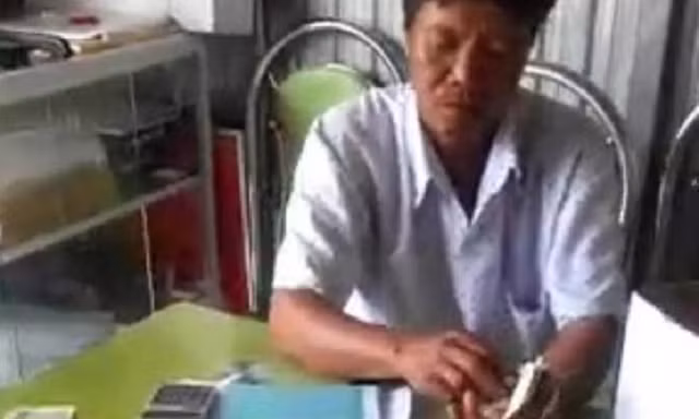 Nộp thuế bằng tiền lẻ rồi phát trực tiếp clip lên Facebook