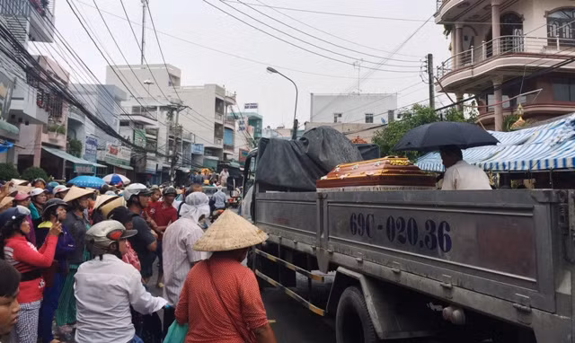 Hàng ngàn người đến viếng và tiễn đưa 6 nạn nhân cùng gia đình chết cháy.