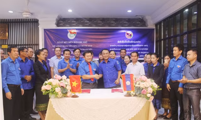 Bí thư Tỉnh Đoàn Quảng Trị Nguyễn Khánh Vũ và Bí thư Đoàn TNNDCM tỉnh Savannakhet Lamkeo Sengnouthong thay mặt tuổi trẻ 2 tỉnh ký kết Biên bản ghi nhớ.
