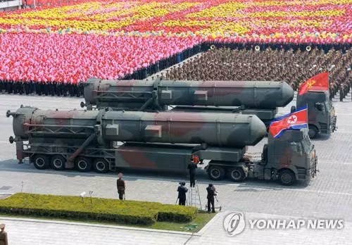 Quân đội Triều Tiên diễu binh tại quảng trường Kim Il-Sung ở thủ đô Bình Nhưỡng ngày 16/4/2017. Ảnh: Yonhap