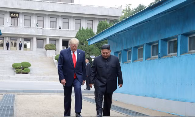 Hai ông Trump - Kim gặp nhau tại DMZ ngày 30/6. Ảnh: KCNA