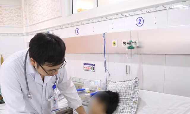 Bác sỹ kiểm tra sức khỏe cho bệnh nhân H.