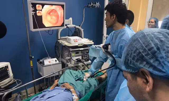 Chuyên gia Nhật Bàn và Bệnh viện K tiến hành phẫu thuật nội soi ung thư đại trực tràng cho bệnh nhân La bằng phương pháp nội soi nhuộm màu và phóng đại. Ảnh: BV cung cấp
