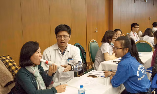 Bệnh viện Bạch Mai tổ chức khám, tư vấn và phát thuốc miễn phí Bệnh phổi tắc nghẽn mạn tính cho người dân. 