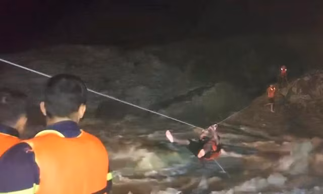 Vị trí 3 người dân bị mắc kẹt giữa dòng lũ dữ. 