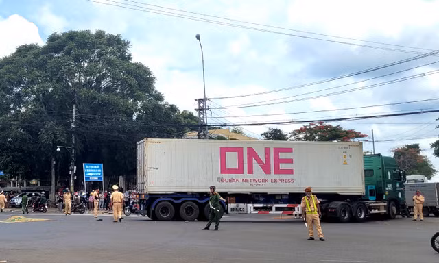 Người đàn ông bị xe đầu kéo cán tử vong ở ngã tư