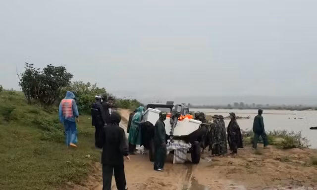 Lực lượng chức năng cùng người dân tìm kiếm thi thể em K.Kh. thời điểm vừa mất tích