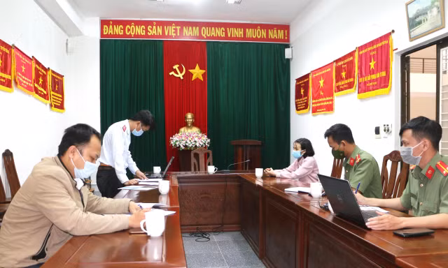 Lực lượng chức năng làm việc với các cá nhân vi phạm