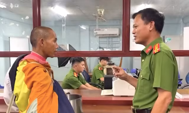 Ông Thích Minh Tuệ nhận căn cước công dân ở Gia Lai