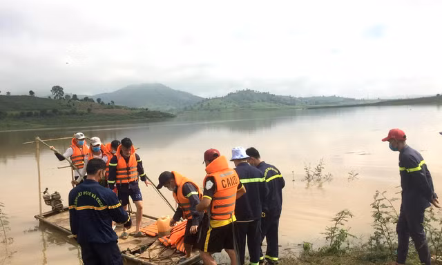 Lực lượng cứu hộ làm nhiệm vụ