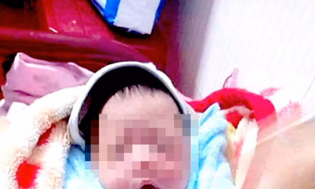 Bé trai sơ sinh bị bỏ rơi trước cổng nhà dân 