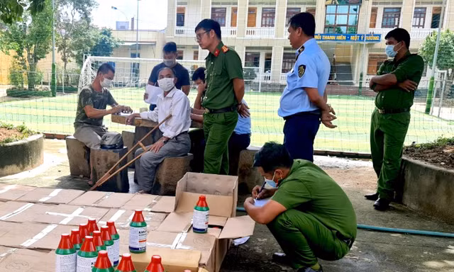 Lực lượng chức năng kiểm đếm vụ vận chuyển hơn 2.000 chai thuốc trừ cỏ