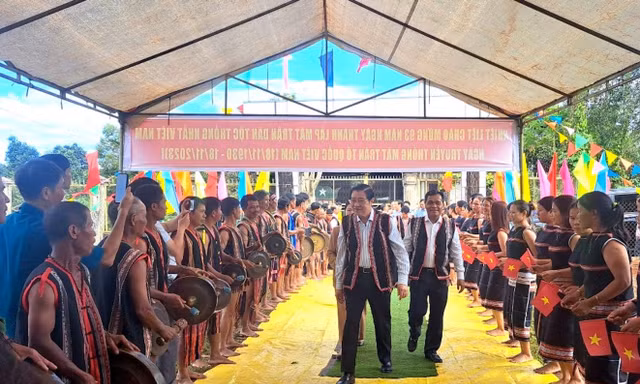 Ông Phan Đình Trạc dự Ngày hội Đại đoàn kết toàn dân tộc ở làng Ó 