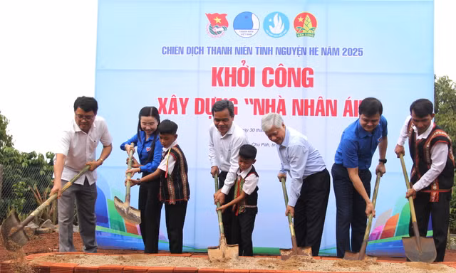Khánh thành công trình bóng chuyền, sửa nhà rông, nhà văn hóa cộng đồng ở Gia Lai