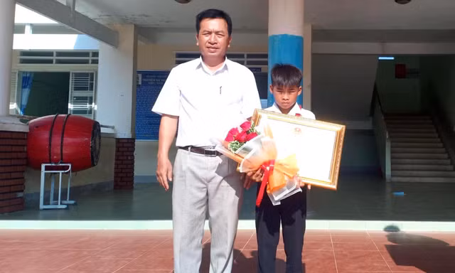 Chủ tịch tỉnh Gia Lai tặng bằng khen em nhỏ cứu 2 người đuối nước
