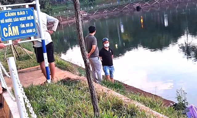 Tá hoả phát hiện thi thể người đàn ông nổi ở hồ nước công viên