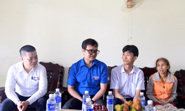 Trao học bổng cho nam sinh nghèo vượt khó vươn lên