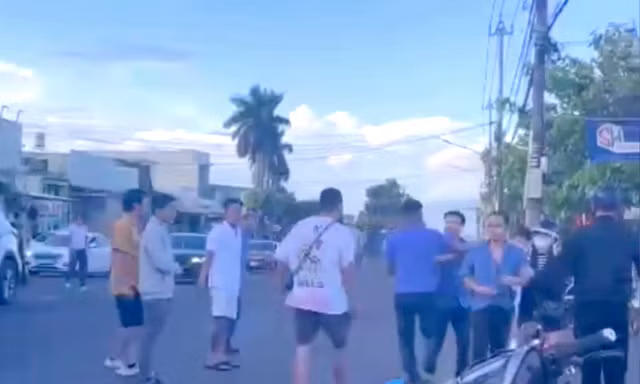 Ba người đàn ông lớn tuổi bị nhóm nhân viên nhà xe vây đánh