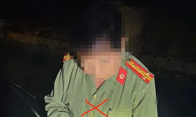 Cụ ông giả làm đại tá công an để được 'bỏ qua' khi vi phạm giao thông 