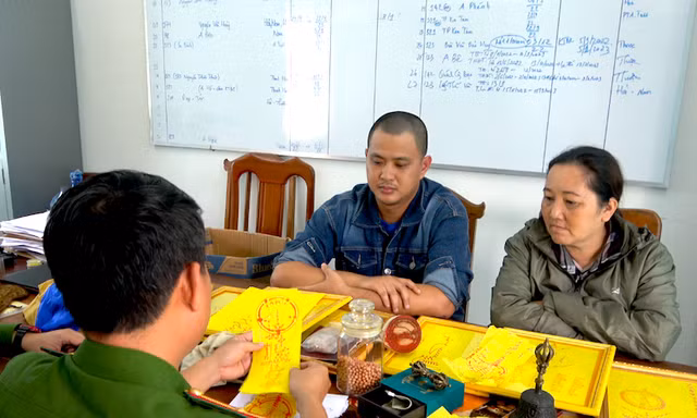 Mất 2,5 tỷ đồng cho thầy cúng trên mạng 'làm phép' giải bùa ngải 