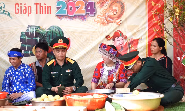 Ấm áp hình ảnh bộ đội cùng người dân vùng biên gói bánh chưng