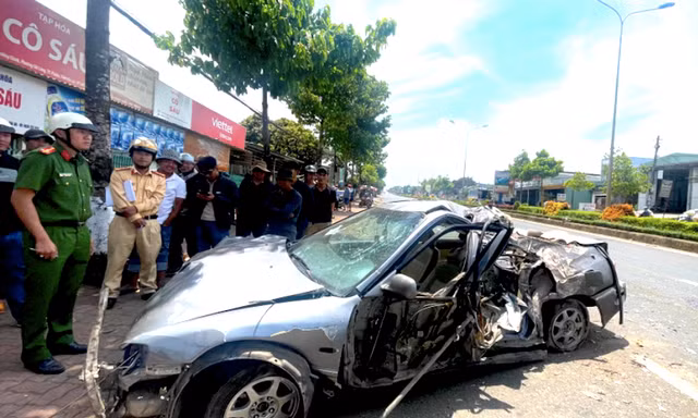 Vụ ô tô lao thẳng trụ biển báo, 2 người văng khỏi xe: 1 người tử vong
