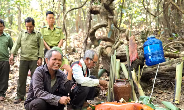 Cả làng người Jrai lên núi cúng ‘Thần rừng’
