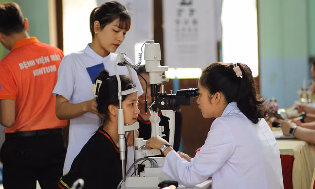 Bệnh viện Mắt Quốc tế Sài Gòn-Gia Lai tầm soát khúc xạ cho hơn 1.000 học sinh