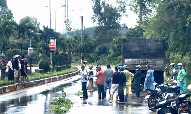 Tông vào đuôi xe tải đỗ bên đường, hai vợ chồng tử vong