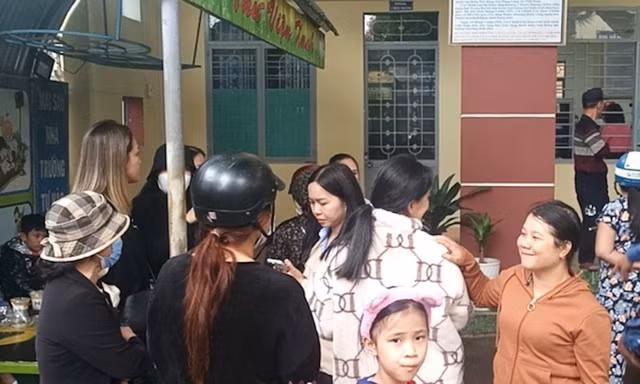 Yêu cầu báo cáo việc phụ huynh căng băng rôn phản đối giáo viên âm nhạc