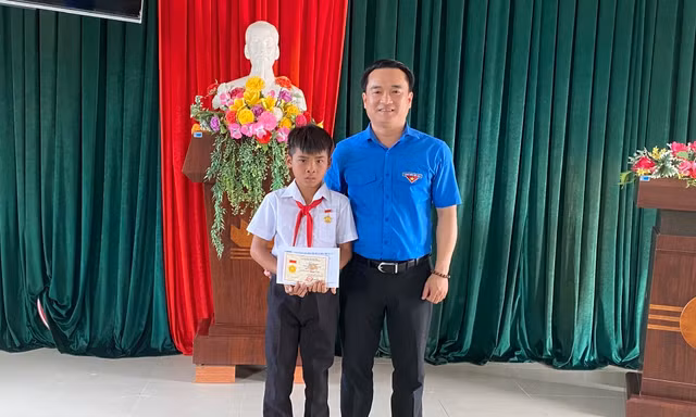Tặng huy hiệu 'Tuổi trẻ dũng cảm' cho em nhỏ cứu 2 người đuối nước