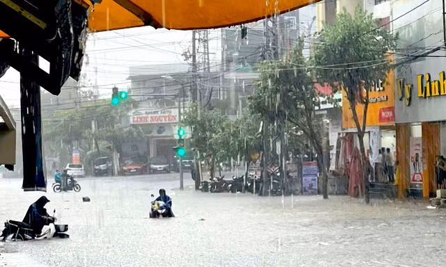 Thành phố Kon Tum ngập nặng sau trận mưa lớn