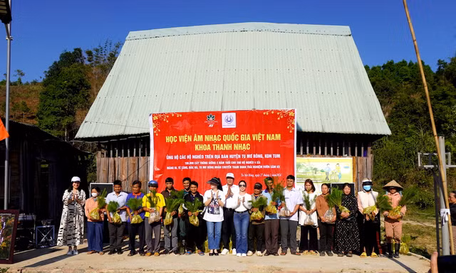 Học viện Âm nhạc Việt Nam tặng 100 nghìn cây thông giống